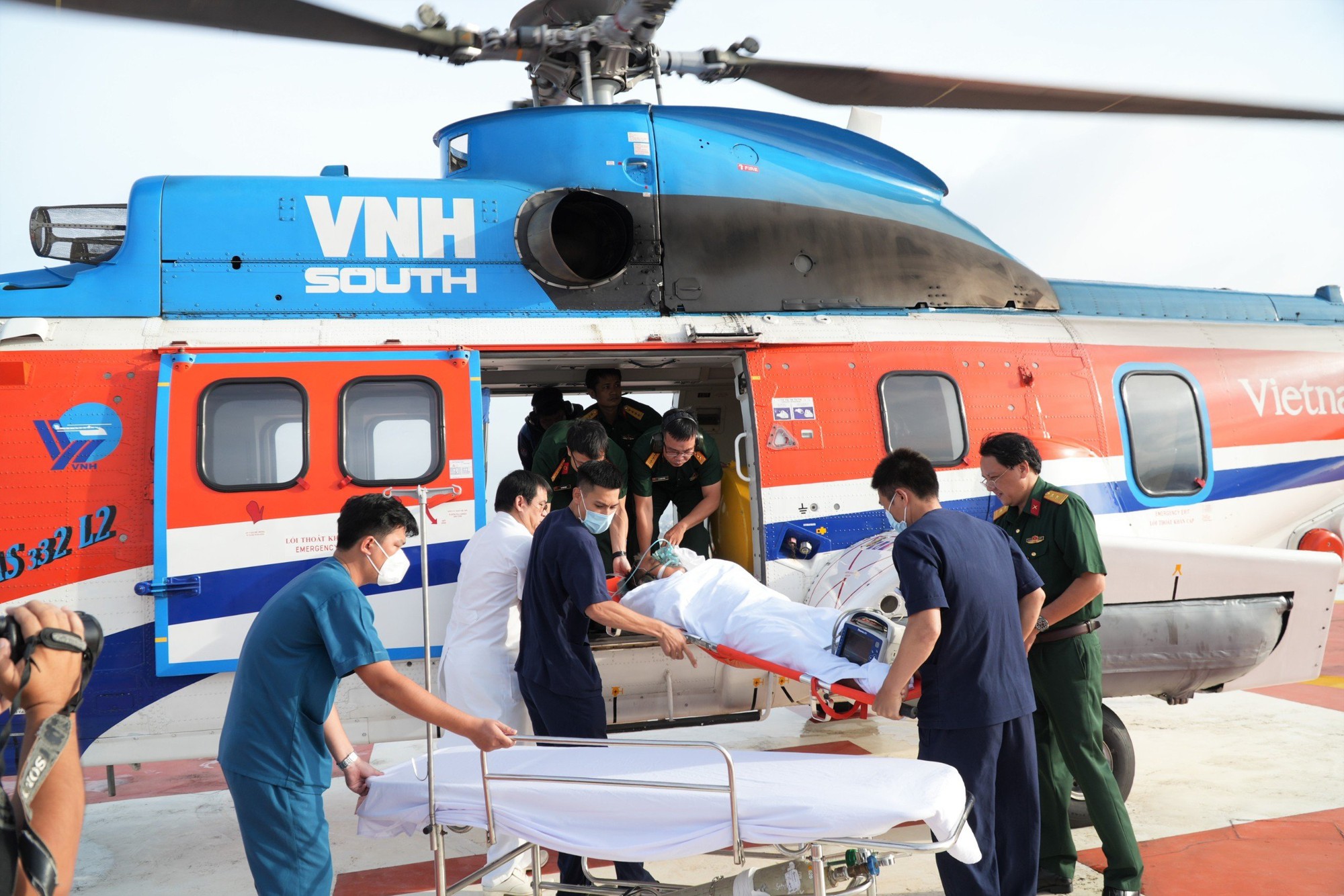 Lần đầu tiên vận chuyển bay cấp cứu 3 bệnh nhân bị giảm áp tại đảo Sinh Tồn - Ảnh 3.