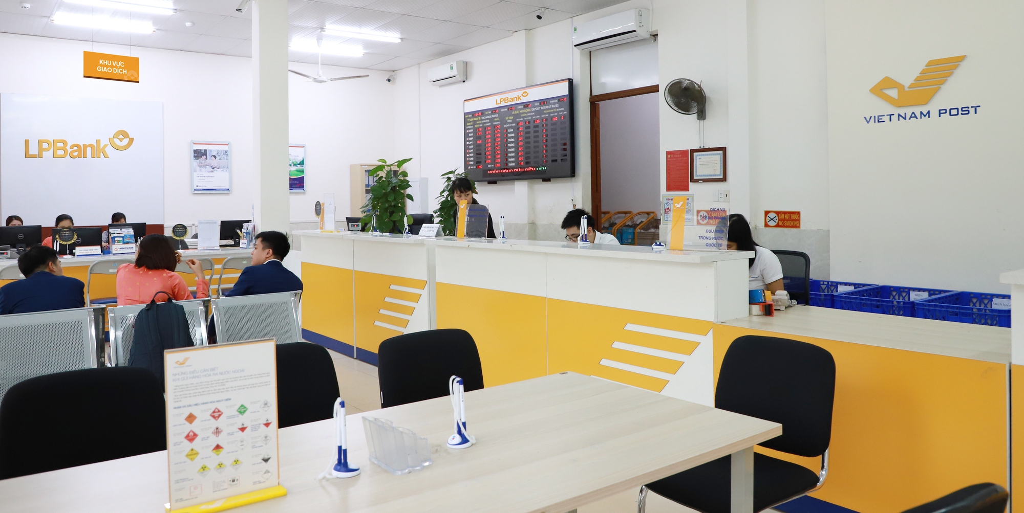 LPBank và Bưu điện Việt Nam luôn đảm bảo quyền lợi của khách hàng ở mức cao nhất - Ảnh 1.