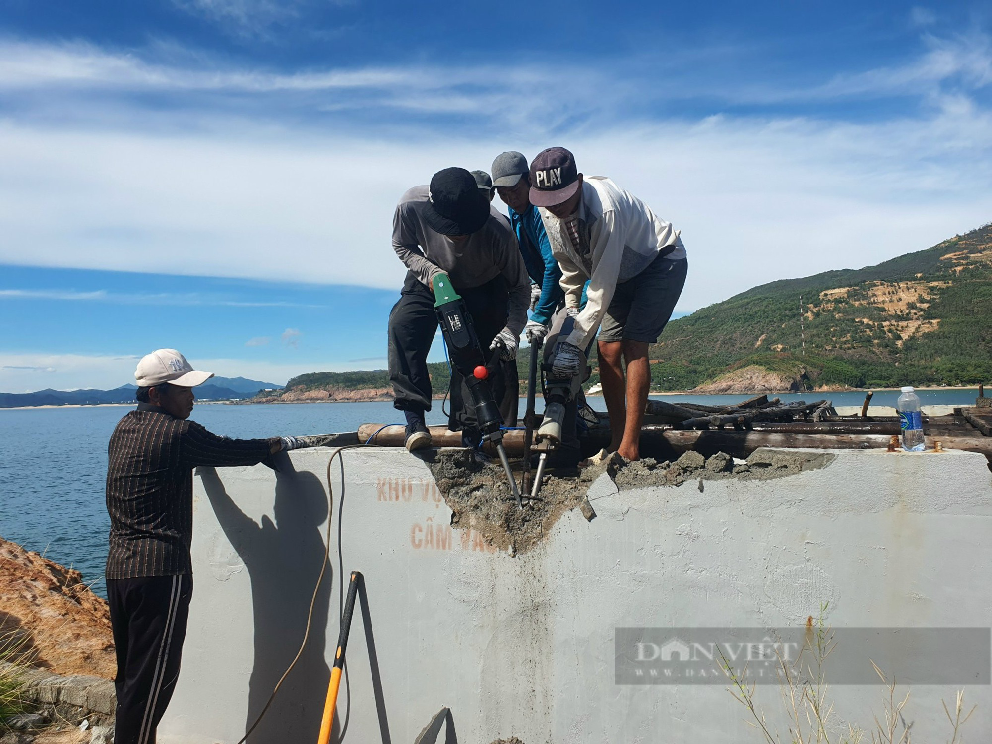 Bình Định cưỡng chế, tháo dỡ công trình xây dựng trái phép &quot;đồ sộ&quot; trên đảo Hòn Rớ - Ảnh 3.