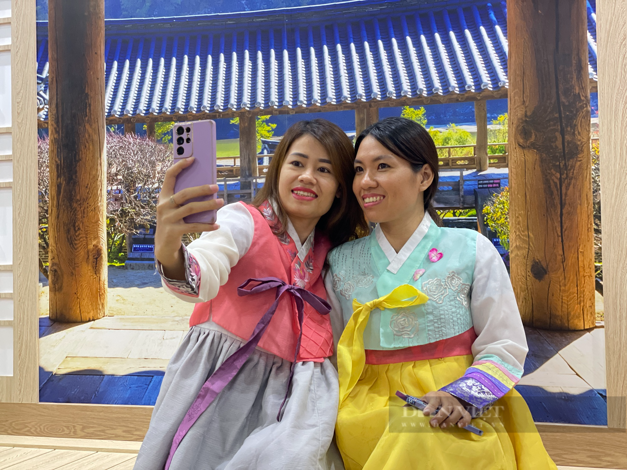 Xếp hàng chờ ăn bún Campuchia, bánh dứa Đài Loan, mặc Hanbok Hàn Quốc tại TP.HCM - Ảnh 3.