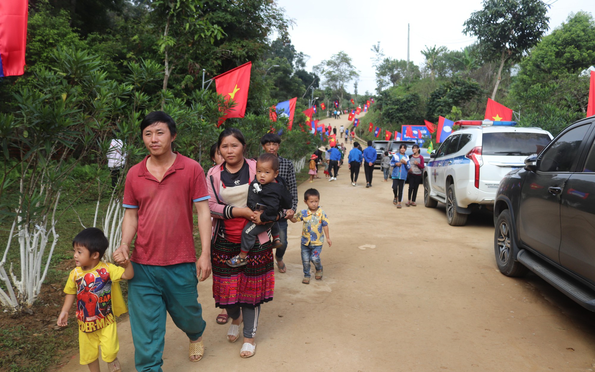 Đồng bào các dân tộc trên toàn tuyến biên giới tỉnh Sơn La chung sức, chung lòng xây dựng biên giới hòa bình, hữu nghị