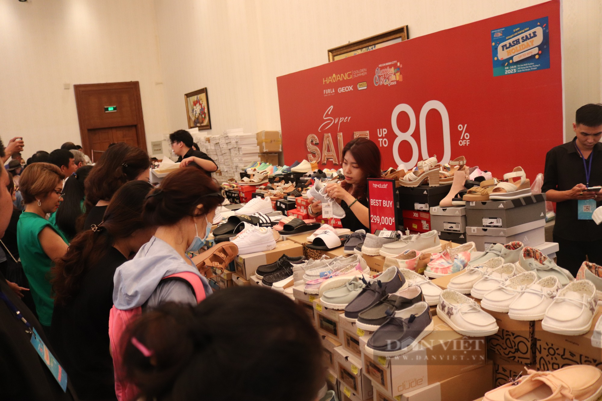 Người Sài Gòn chen chân mua hàng hiệu giảm giá tới 90% - Ảnh 1.