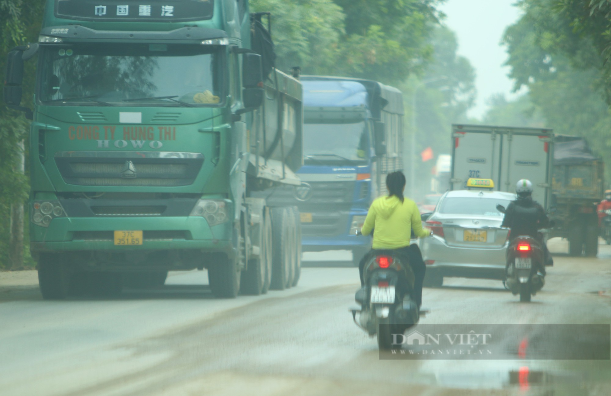 Xe trọng tải lớn chạy ầm ầm trên tỉnh lộ dân khổ vì bụi, lo tai nạn giao thông - Ảnh 8.