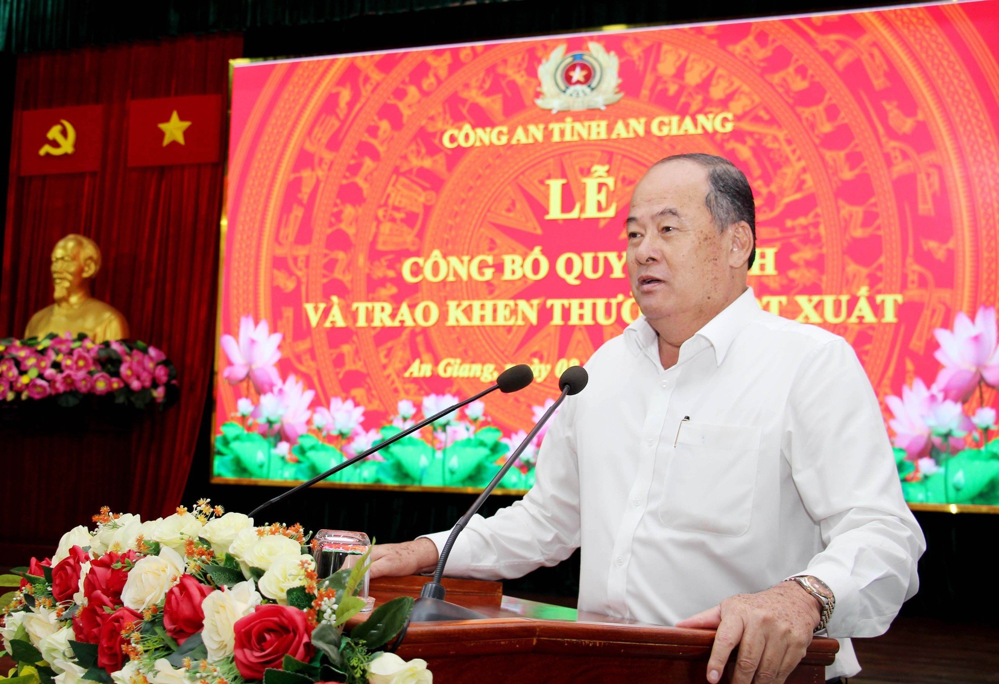 Chủ tịch UBND tỉnh An Giang &quot;thưởng nóng&quot; trong vụ nhóm người Việt xuất cảnh trái phép bị bắt cóc, tra tấn, tống tiền - Ảnh 1.
