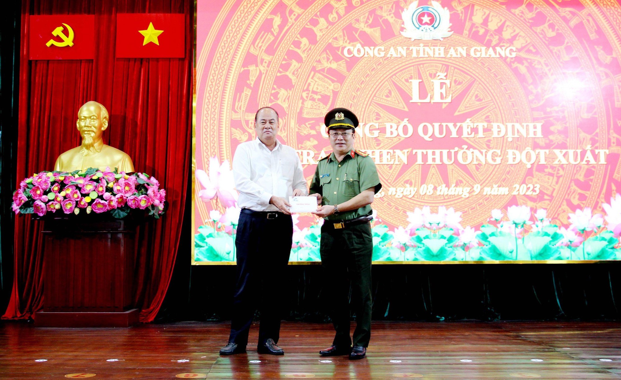 Chủ tịch UBND tỉnh An Giang &quot;thưởng nóng&quot; trong vụ nhóm người Việt xuất cảnh trái phép bị bắt cóc, tra tấn, tống tiền - Ảnh 3.