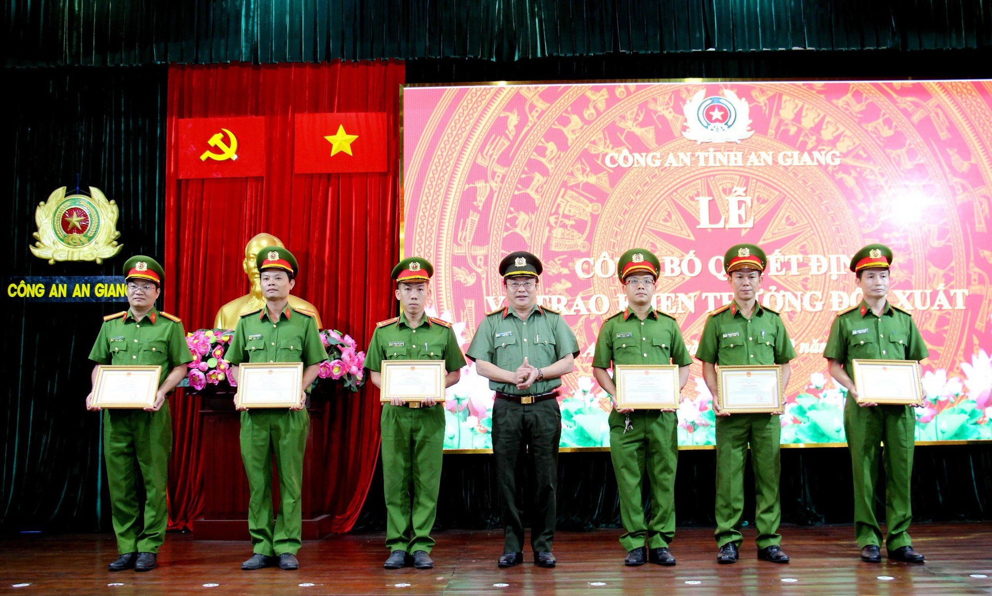 Chủ tịch UBND tỉnh An Giang &quot;thưởng nóng&quot; trong vụ nhóm người Việt xuất cảnh trái phép bị bắt cóc, tra tấn, tống tiền - Ảnh 4.