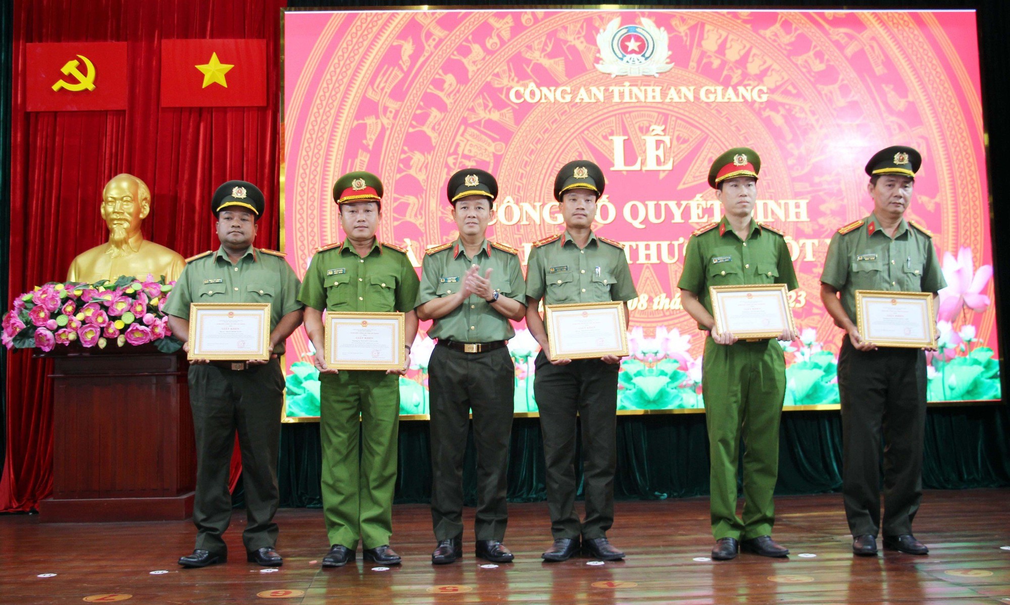 Chủ tịch UBND tỉnh An Giang &quot;thưởng nóng&quot; trong vụ nhóm người Việt xuất cảnh trái phép bị bắt cóc, tra tấn, tống tiền - Ảnh 5.