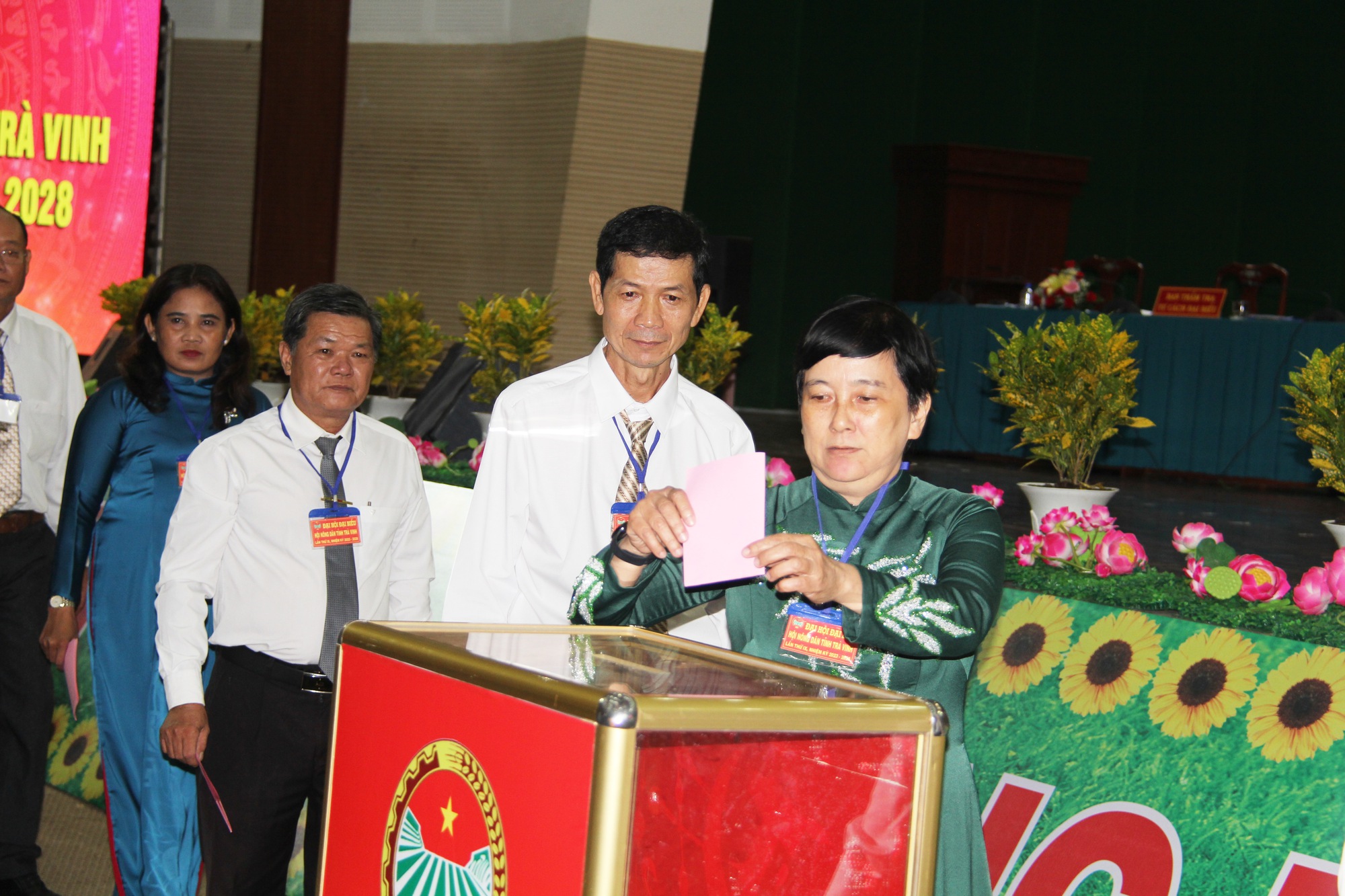 Ông Nguyễn Văn Dũng được bầu tái giữ chức Chủ tịch Hội Nông dân tỉnh Trà Vinh - Ảnh 2.