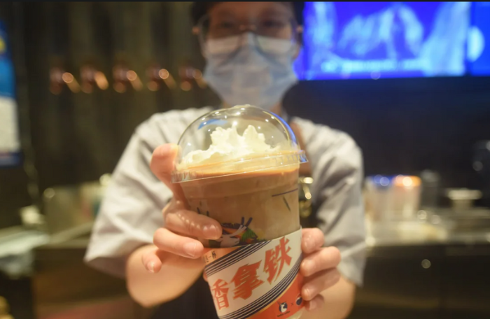 Cà phê pha rượu Mao Đài giúp chuỗi đồ uống Trung Quốc kiếm chục triệu USD/ngày - Ảnh 1.