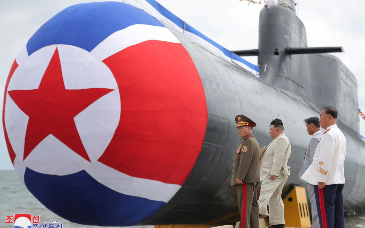 Ông Kim Jong-un trình làng 'tàu ngầm tấn công hạt nhân chiến thuật' mới - Ảnh 1.