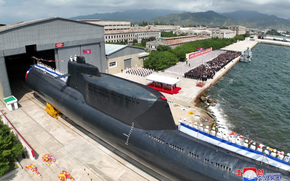 Ông Kim Jong-un trình làng 'tàu ngầm tấn công hạt nhân chiến thuật' mới - Ảnh 2.