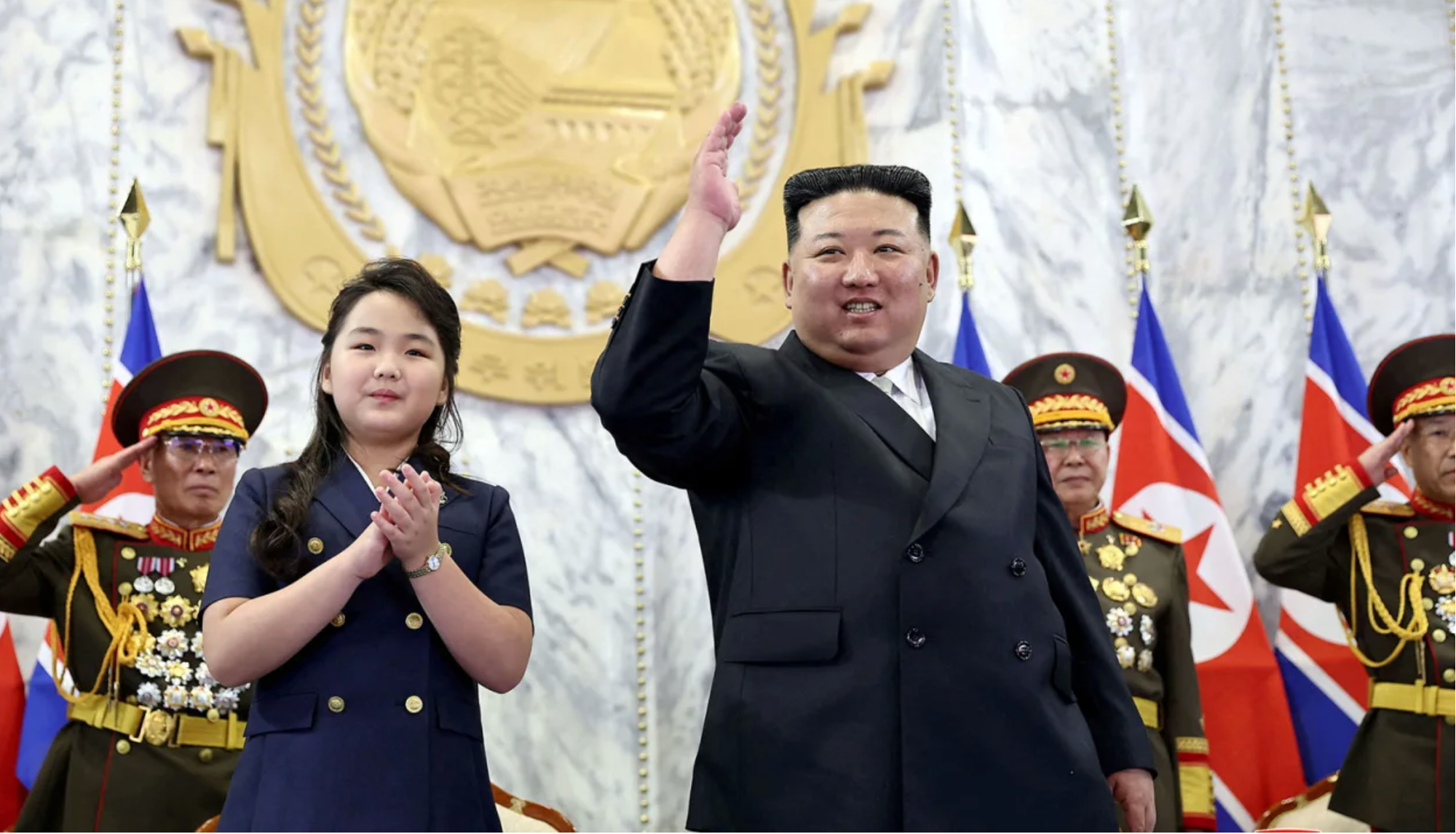 Ông Kim Jong Un đưa con gái tới dự diễu binh nhân Quốc khánh Triều Tiên - Ảnh 1.