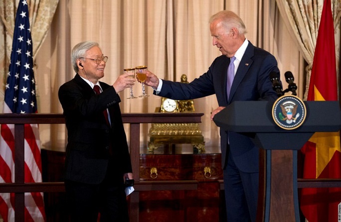 Những quan chức nào tháp tùng Tổng thống Joe Biden thăm Việt Nam? - Ảnh 2.