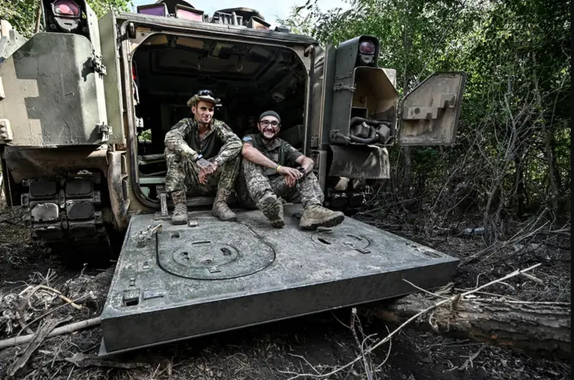 Bên trong thiết giáp &quot;báo thép&quot; giúp Ukraine vượt vành đai lửa của Nga - Ảnh 10.
