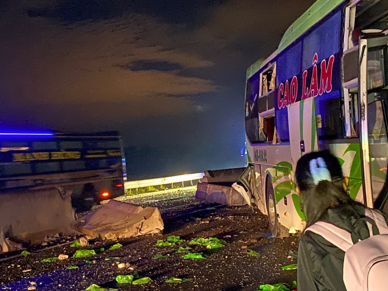 Xe khách giường nằm đâm dải phân cách trên cao tốc Dầu Giây - Phan Thiết, 1 người tử vong - Ảnh 3.