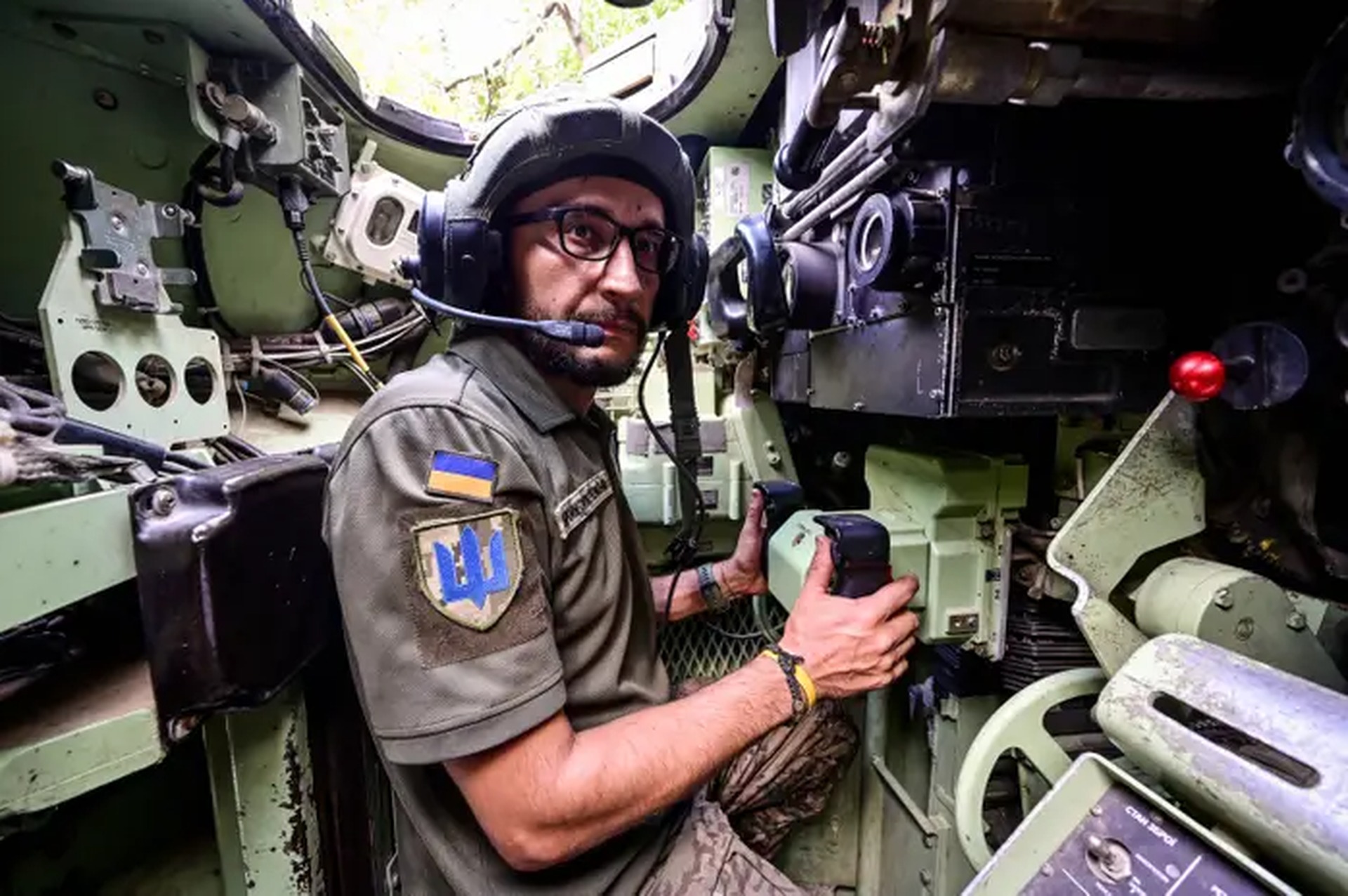 Bên trong thiết giáp &quot;báo thép&quot; giúp Ukraine vượt vành đai lửa của Nga - Ảnh 8.