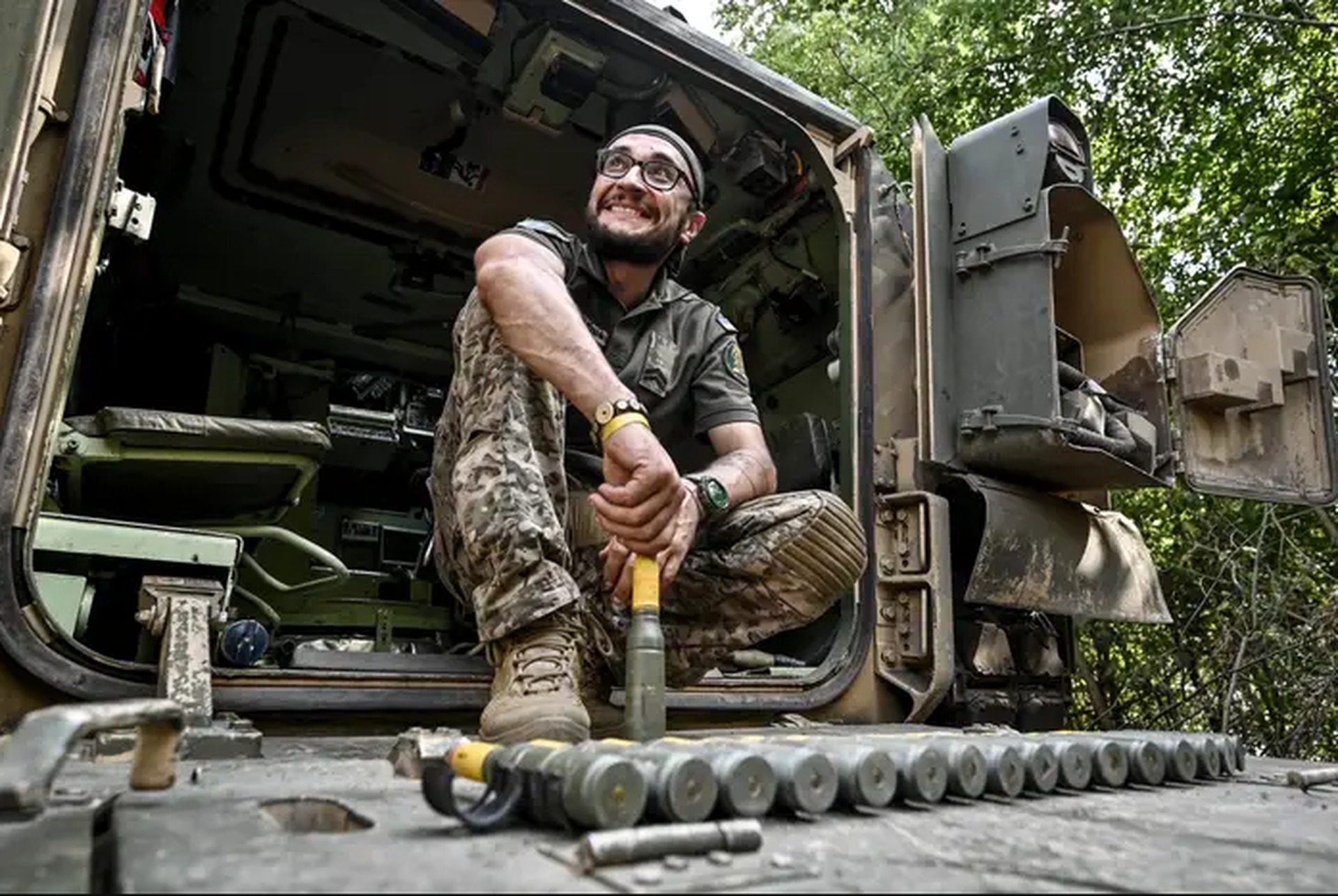 Bên trong thiết giáp &quot;báo thép&quot; giúp Ukraine vượt vành đai lửa của Nga - Ảnh 9.