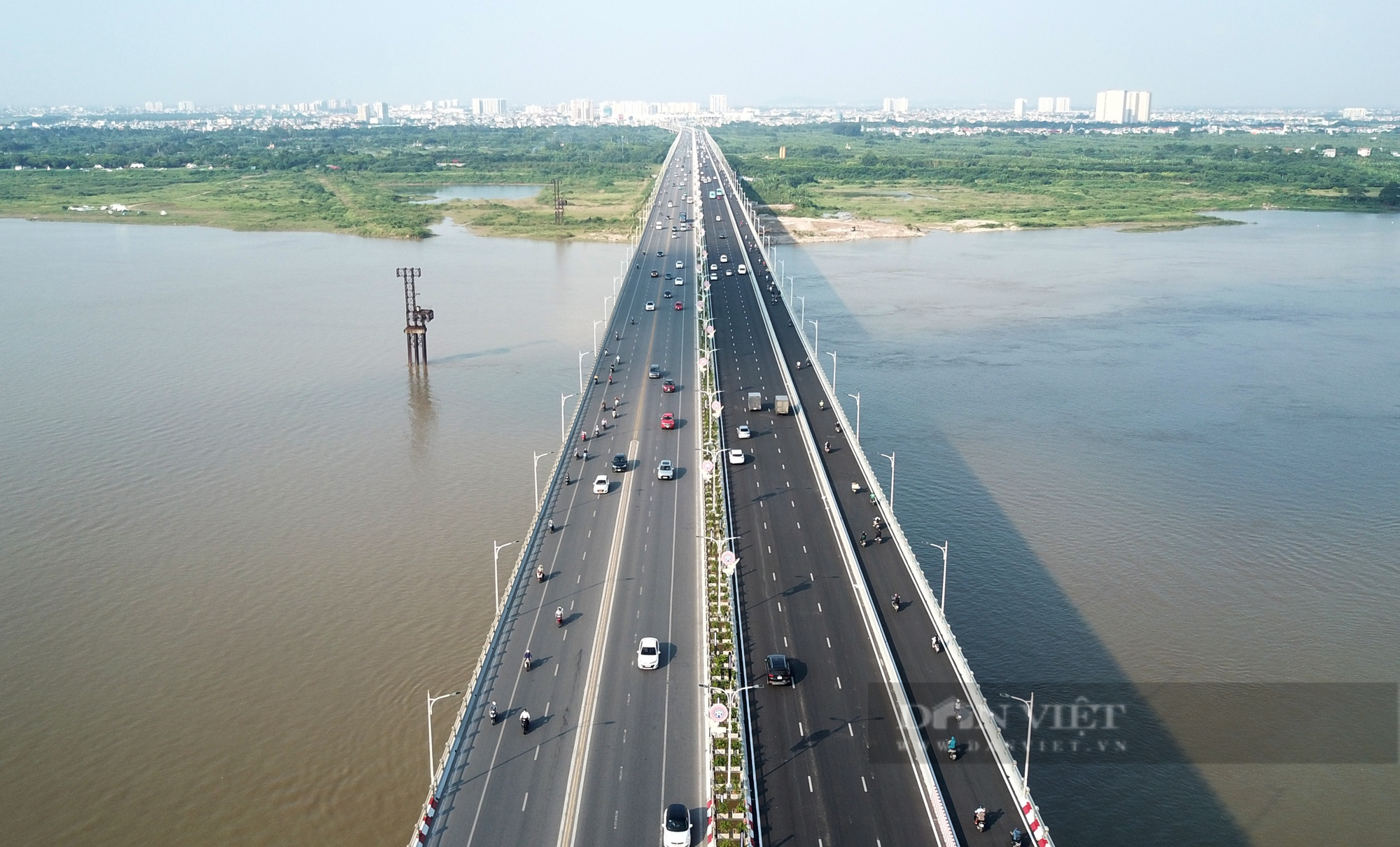 Cầu Vĩnh Tuy 2 thông xe, hai kiểu tổ chức giao thông khó hiểu - Ảnh 1.