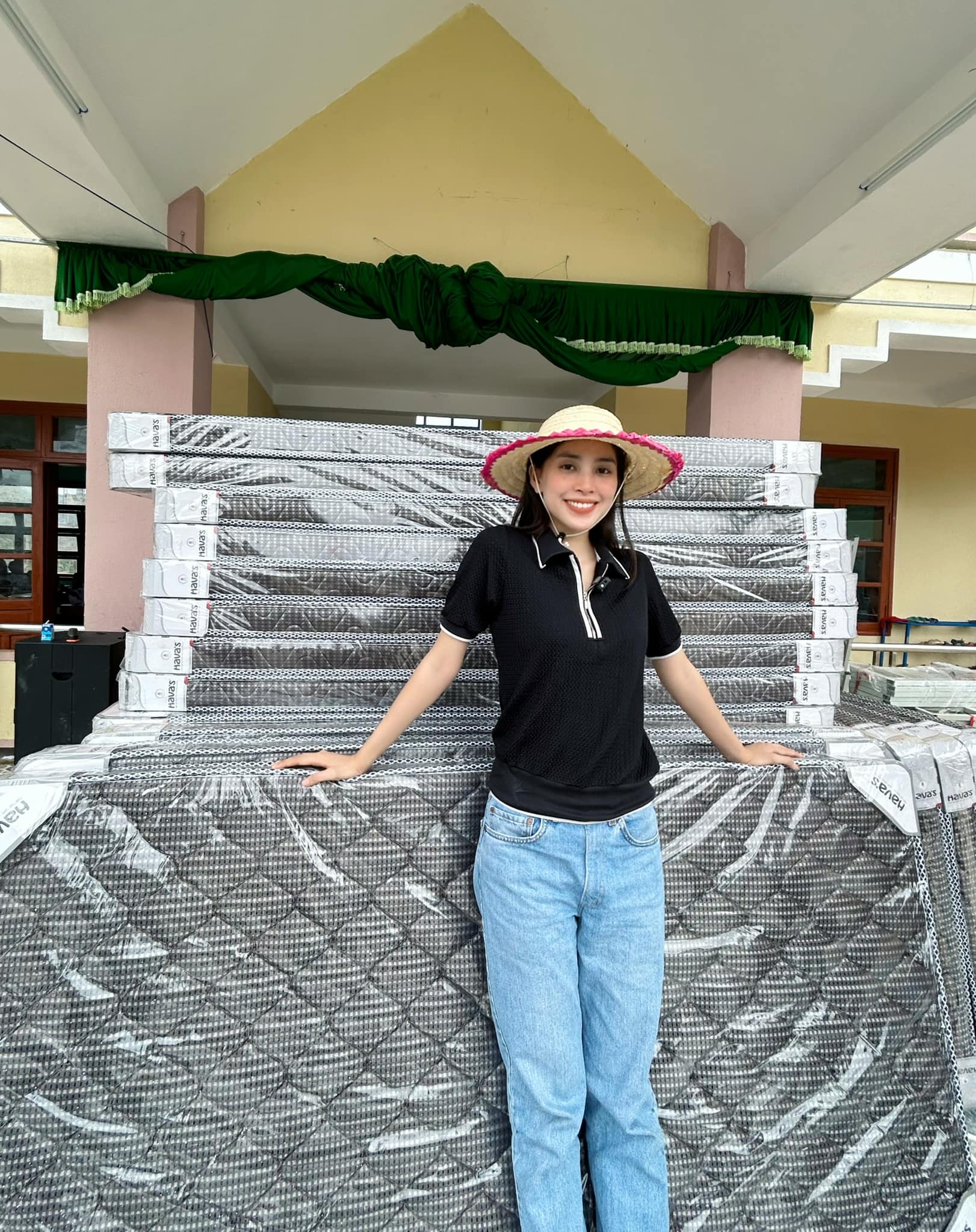 "Phớt lờ" tin đồn chuyện tình cảm, Hoa hậu Tiểu Vy bất ngờ ghi điểm nhờ hành động đẹp trước Trung thu - Ảnh 4. "Phớt lờ" tin đồn chuyện tình cảm, Hoa hậu Tiểu Vy bất ngờ ghi điểm nhờ hành động đẹp trước Trung thu - Ảnh 4.
