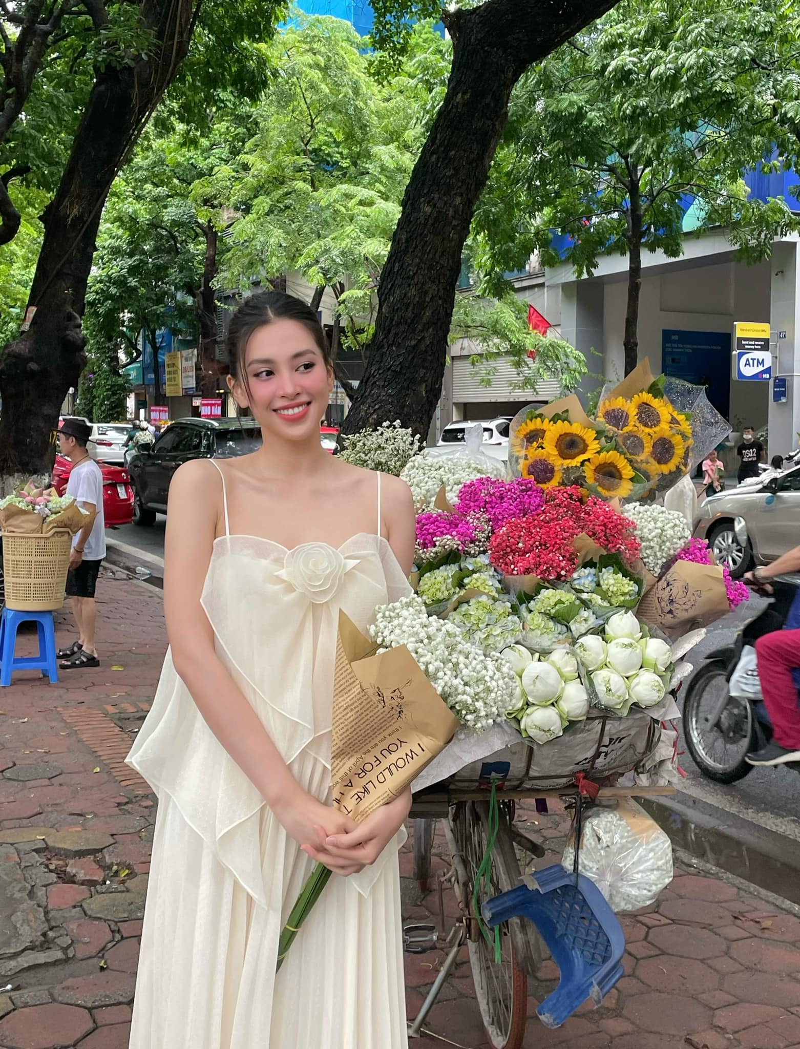 "Phớt lờ" tin đồn chuyện tình cảm, Hoa hậu Tiểu Vy bất ngờ ghi điểm nhờ hành động đẹp trước Trung thu - Ảnh 7. "Phớt lờ" tin đồn chuyện tình cảm, Hoa hậu Tiểu Vy bất ngờ ghi điểm nhờ hành động đẹp trước Trung thu - Ảnh 7.