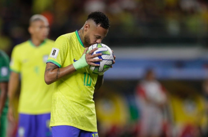 Neymar vượt qua “Vua bóng đá” Pele, Brazil đè bẹp Bolivia - Ảnh 2.