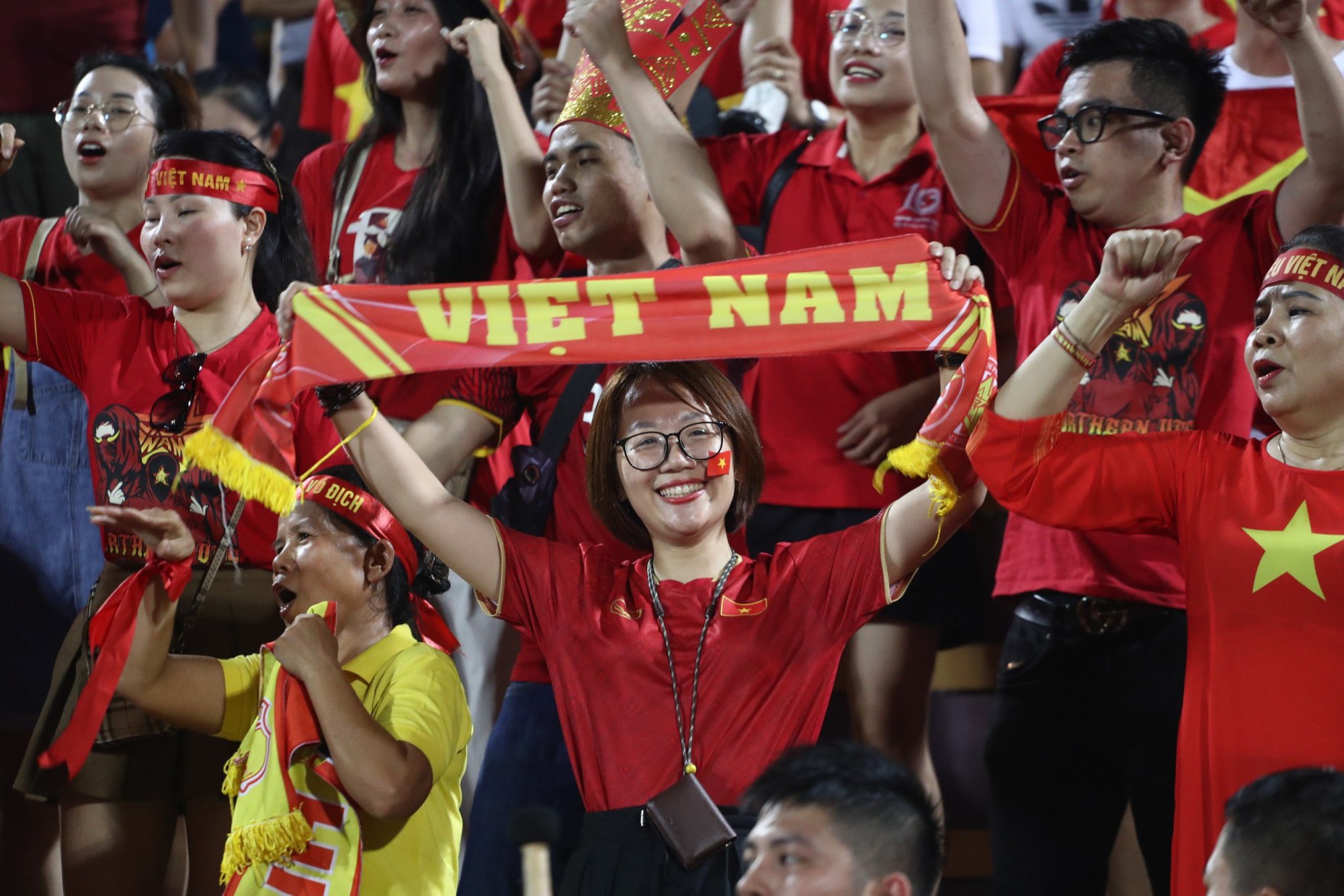 Hàng chục nghìn CĐV Việt Nam đội mưa ăn mừng chiến thắng của U23 Việt Nam - Ảnh 14.