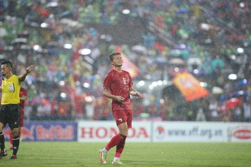 Hàng chục nghìn CĐV Việt Nam đội mưa ăn mừng chiến thắng của U23 Việt Nam - Ảnh 7.