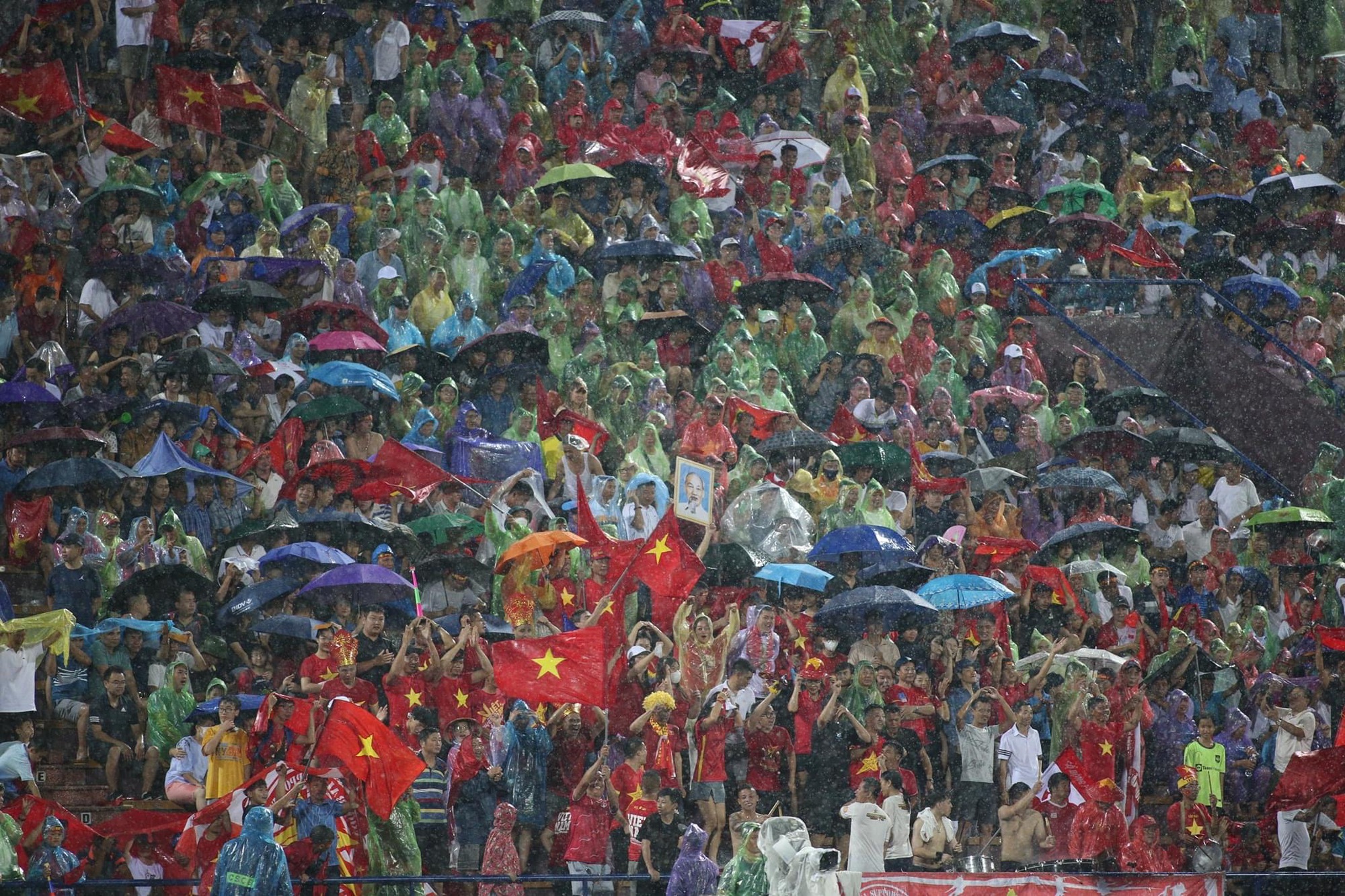 Hàng chục nghìn CĐV Việt Nam đội mưa ăn mừng chiến thắng của U23 Việt Nam - Ảnh 9.