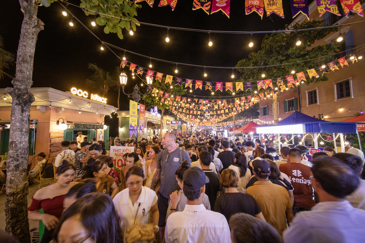 Phú Quốc: Hàng chục ngàn người đổ về Sunset Town ngắm pháo hoa, “đi chợ” đầu năm mới - Ảnh 11.
