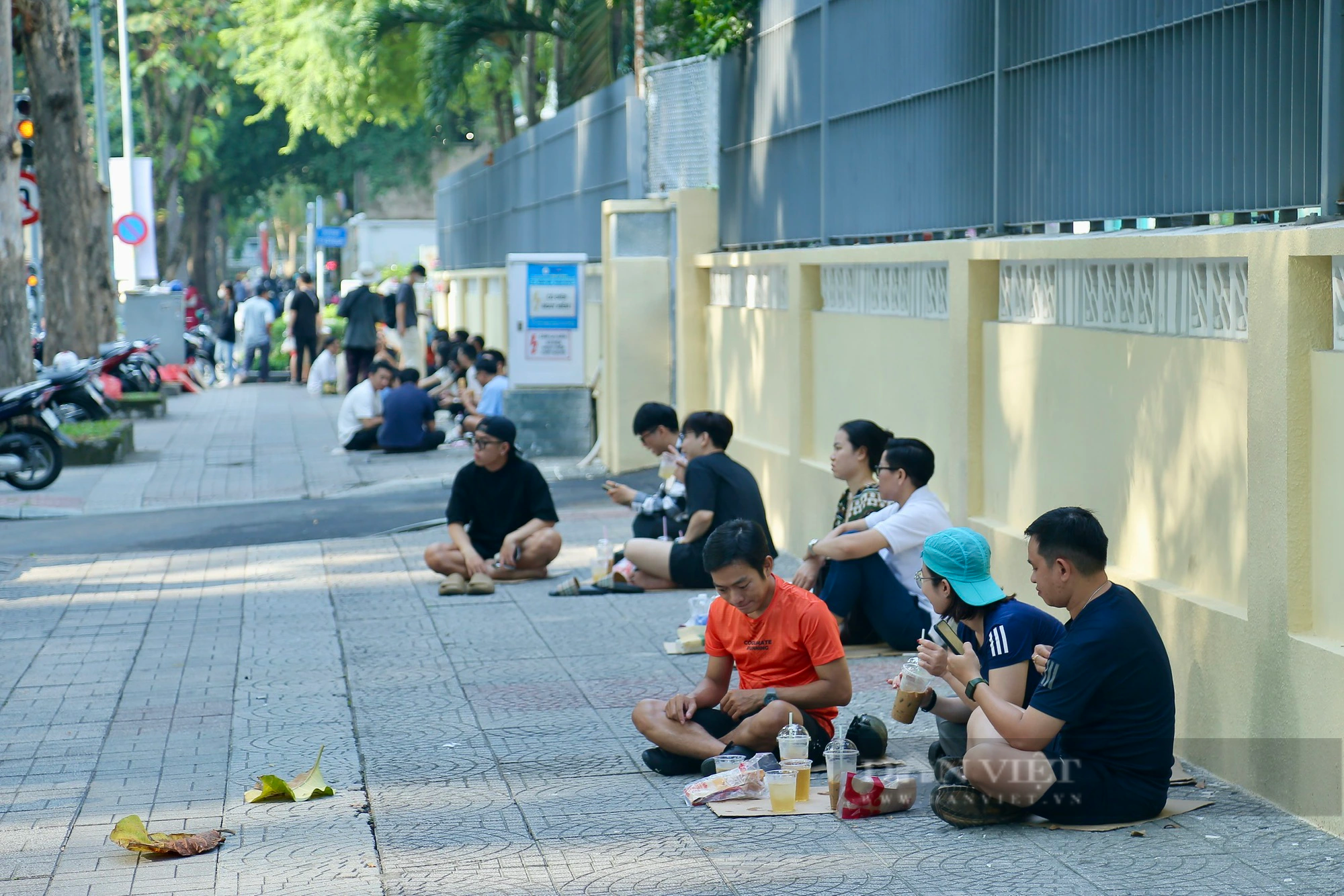 Người dân TP.HCM xuống phố dạo chơi đầu năm mới: cà phê bệt, đường sách thay vì đi xa - Ảnh 6.