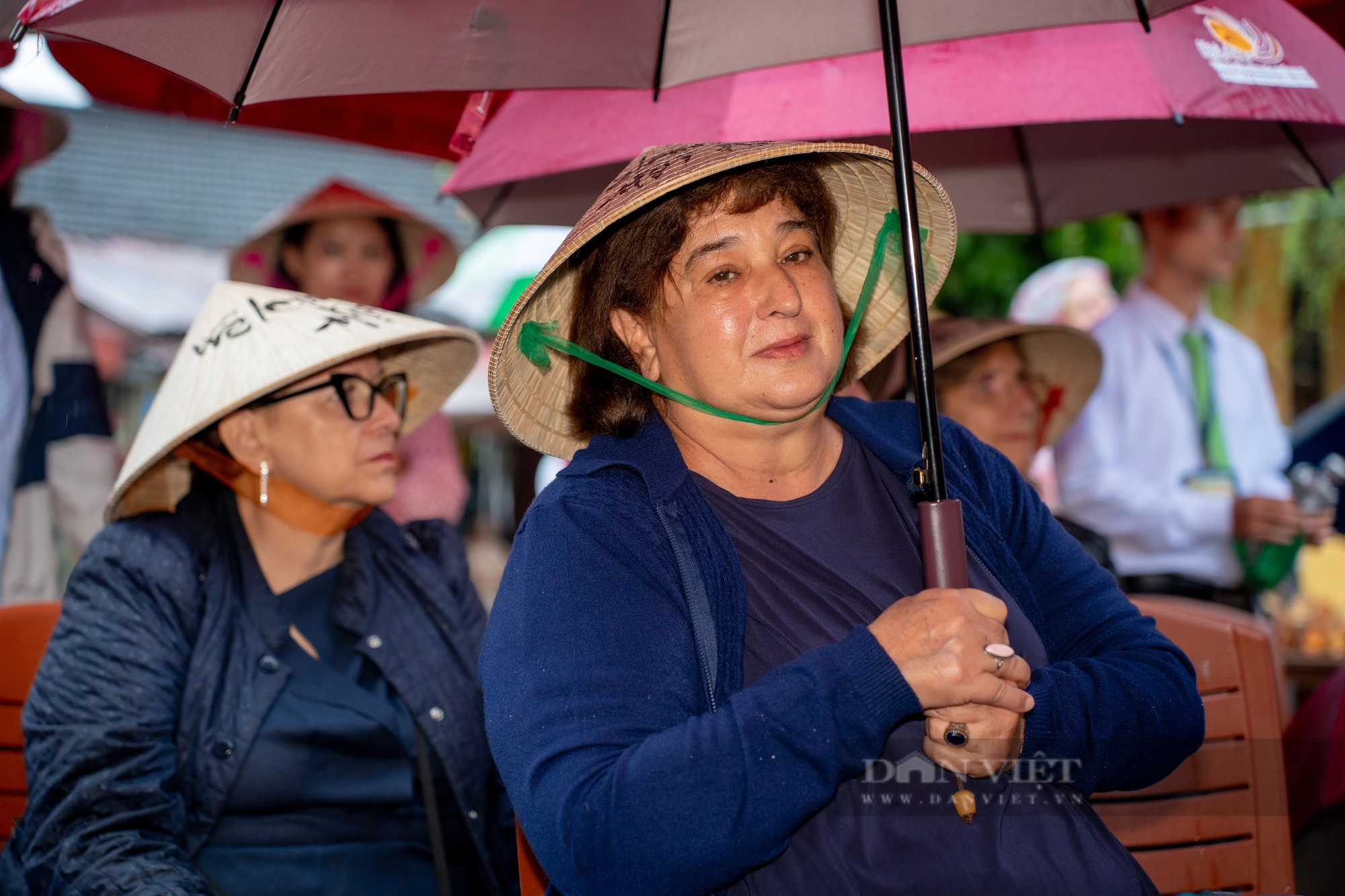 Bất chấp mưa lớn, du khách đội nón lá, thích thú tham quan phố cổ Hội An ngày Tết Dương lịch 2024 - Ảnh 4.