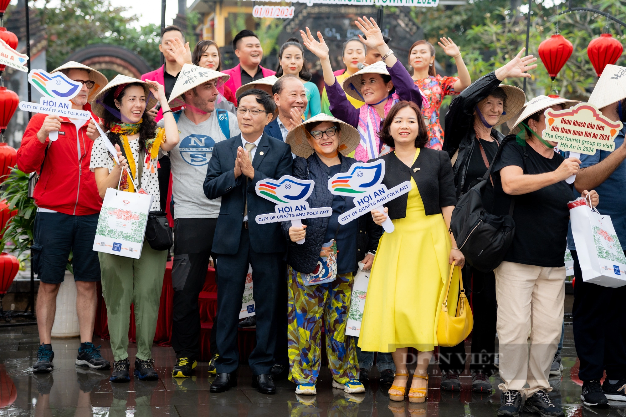 Bất chấp mưa lớn, du khách đội nón lá, thích thú tham quan phố cổ Hội An ngày Tết Dương lịch 2024 - Ảnh 7.