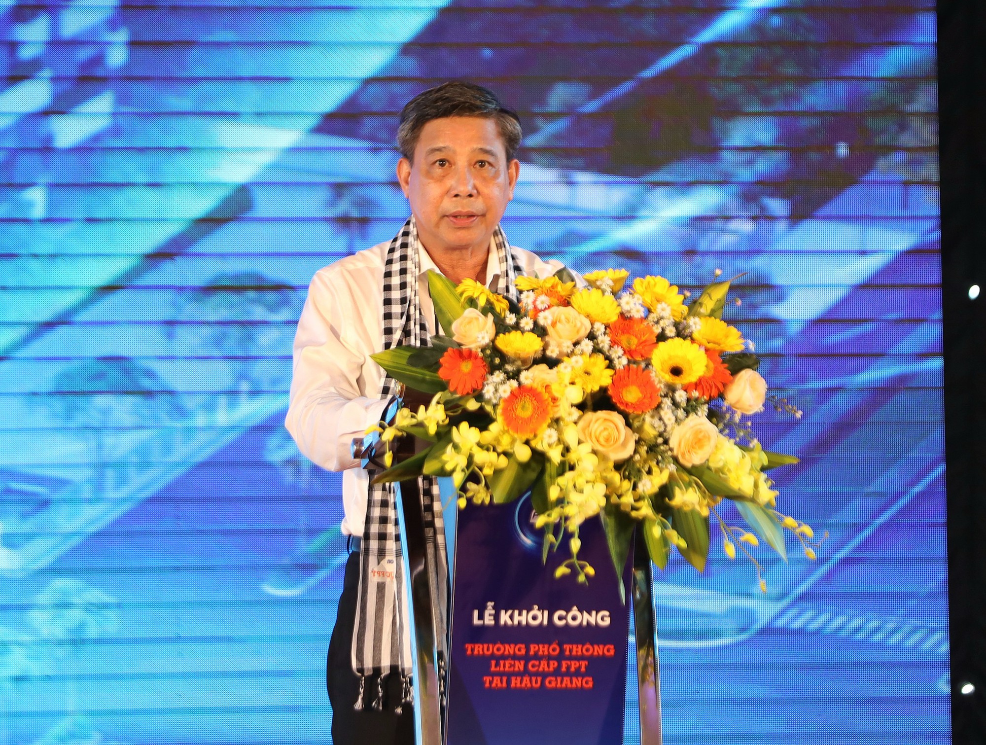Chủ tịch nước Võ Văn Thưởng dự lễ khởi công Trường Phổ thông liên cấp FPT Hậu Giang - Ảnh 2.