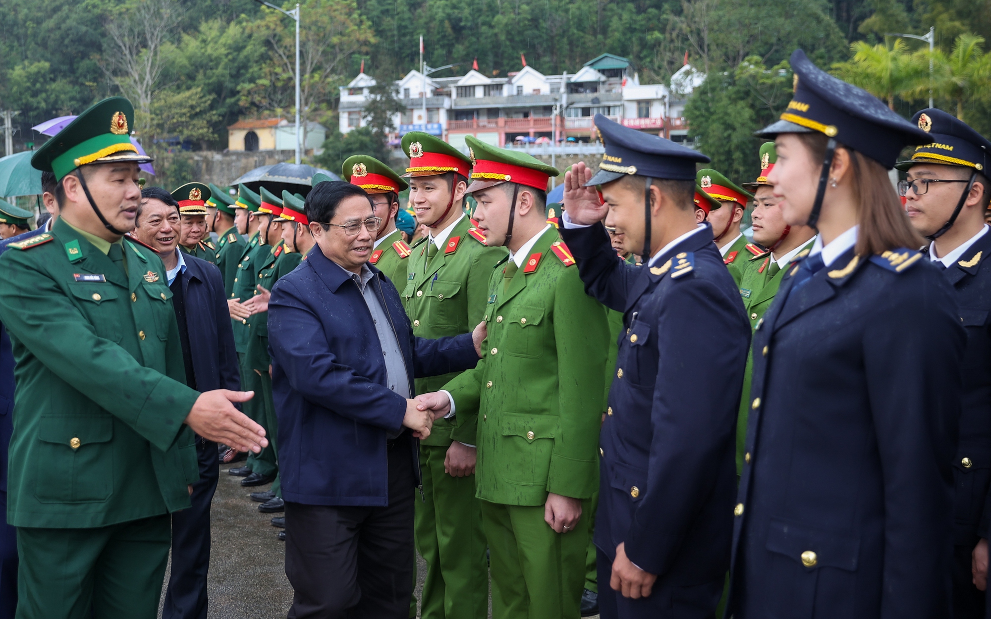 Thủ tướng nêu rõ việc phát triển quan hệ với Trung Quốc khi thăm cửa khẩu quốc tế Trà Lĩnh - Ảnh 1.