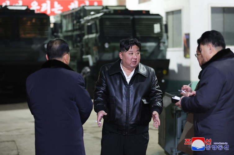 Hình ảnh ông Kim Jong Un, quan chức quân đội thị sát các nhà máy sản xuất vũ khí cực lớn của Triều Tiên- Ảnh 1.