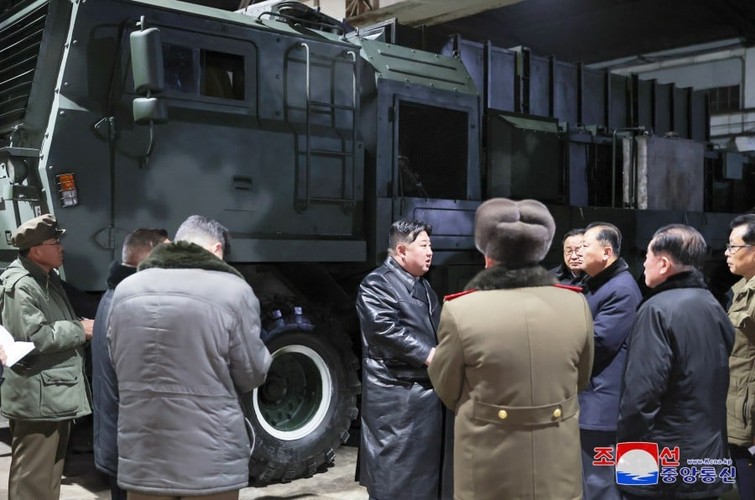 Hình ảnh ông Kim Jong Un, quan chức quân đội thị sát các nhà máy sản xuất vũ khí cực lớn của Triều Tiên- Ảnh 10.