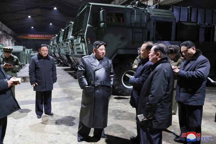 Hình ảnh ông Kim Jong Un, quan chức quân đội thị sát các nhà máy sản xuất vũ khí cực lớn của Triều Tiên- Ảnh 11.