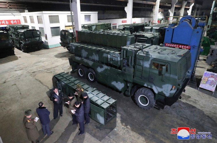 Hình ảnh ông Kim Jong Un, quan chức quân đội thị sát các nhà máy sản xuất vũ khí cực lớn của Triều Tiên- Ảnh 2.