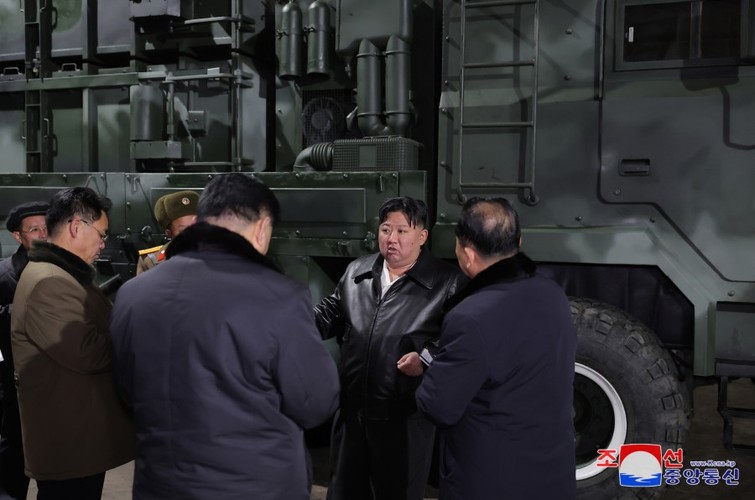 Hình ảnh ông Kim Jong Un, quan chức quân đội thị sát các nhà máy sản xuất vũ khí cực lớn của Triều Tiên- Ảnh 3.