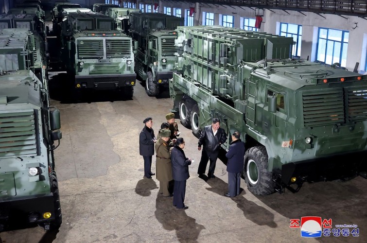 Hình ảnh ông Kim Jong Un, quan chức quân đội thị sát các nhà máy sản xuất vũ khí cực lớn của Triều Tiên- Ảnh 4.