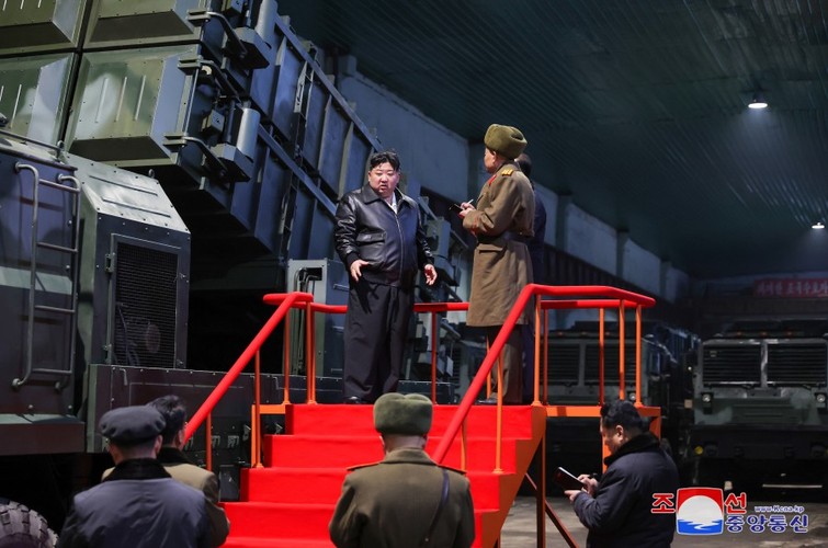 Hình ảnh ông Kim Jong Un, quan chức quân đội thị sát các nhà máy sản xuất vũ khí cực lớn của Triều Tiên- Ảnh 5.