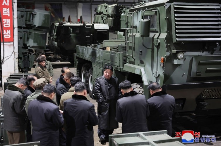 Hình ảnh ông Kim Jong Un, quan chức quân đội thị sát các nhà máy sản xuất vũ khí cực lớn của Triều Tiên- Ảnh 9.
