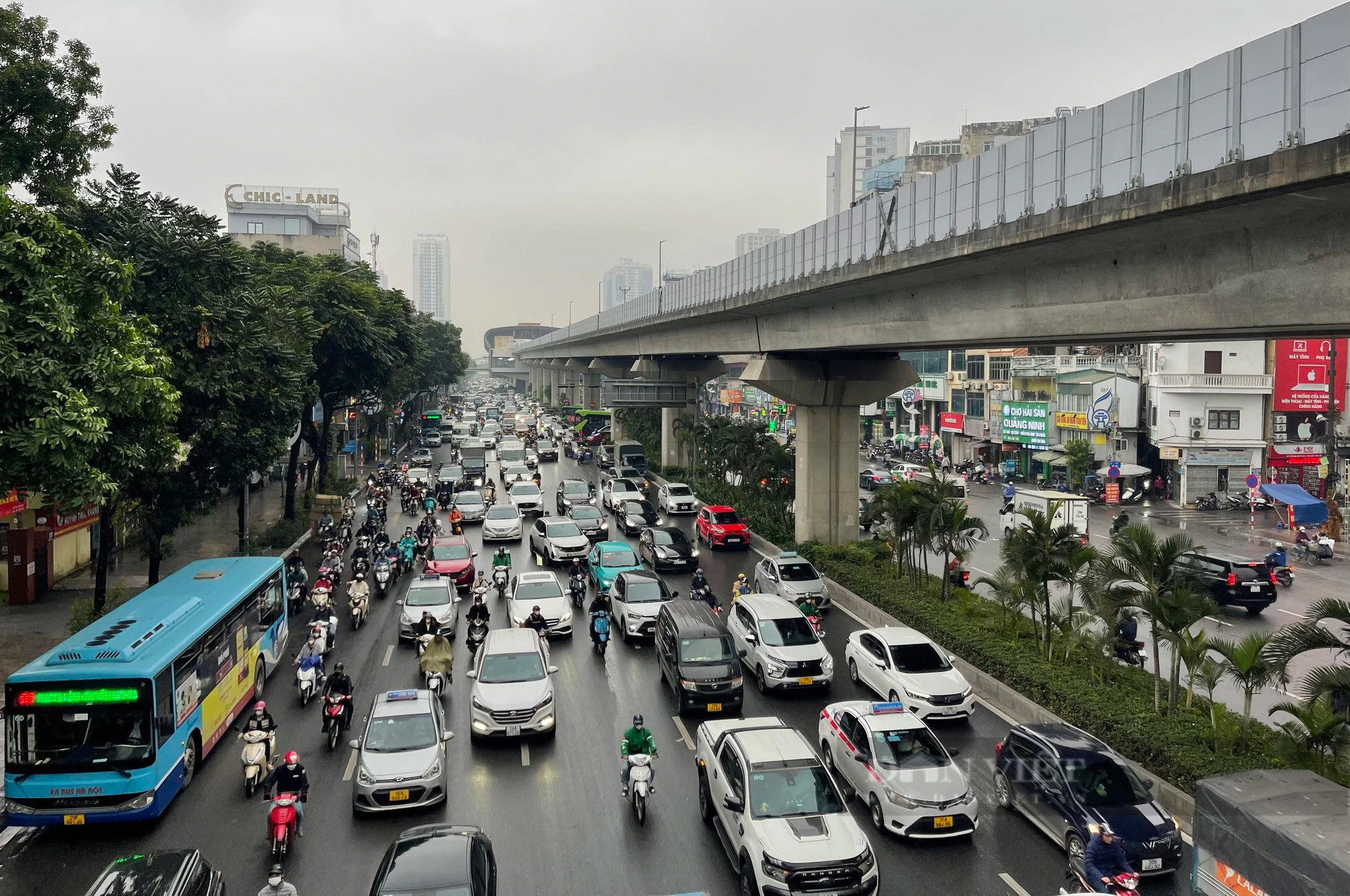 Gần trưa, đường phố Hà Nội vẫn ùn tắc vì mưa rét- Ảnh 1.