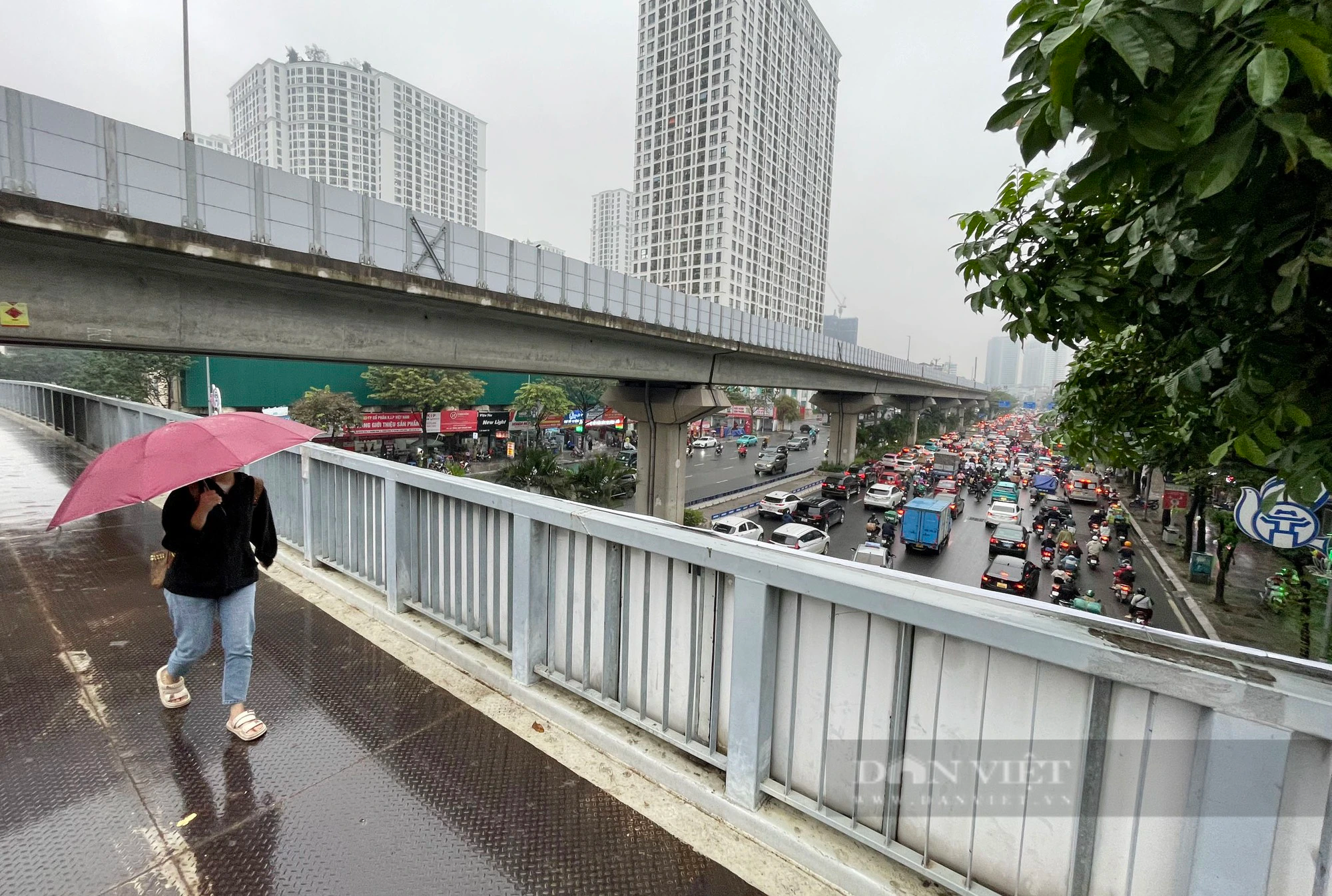 Gần trưa, đường phố Hà Nội vẫn ùn tắc vì mưa rét- Ảnh 2.