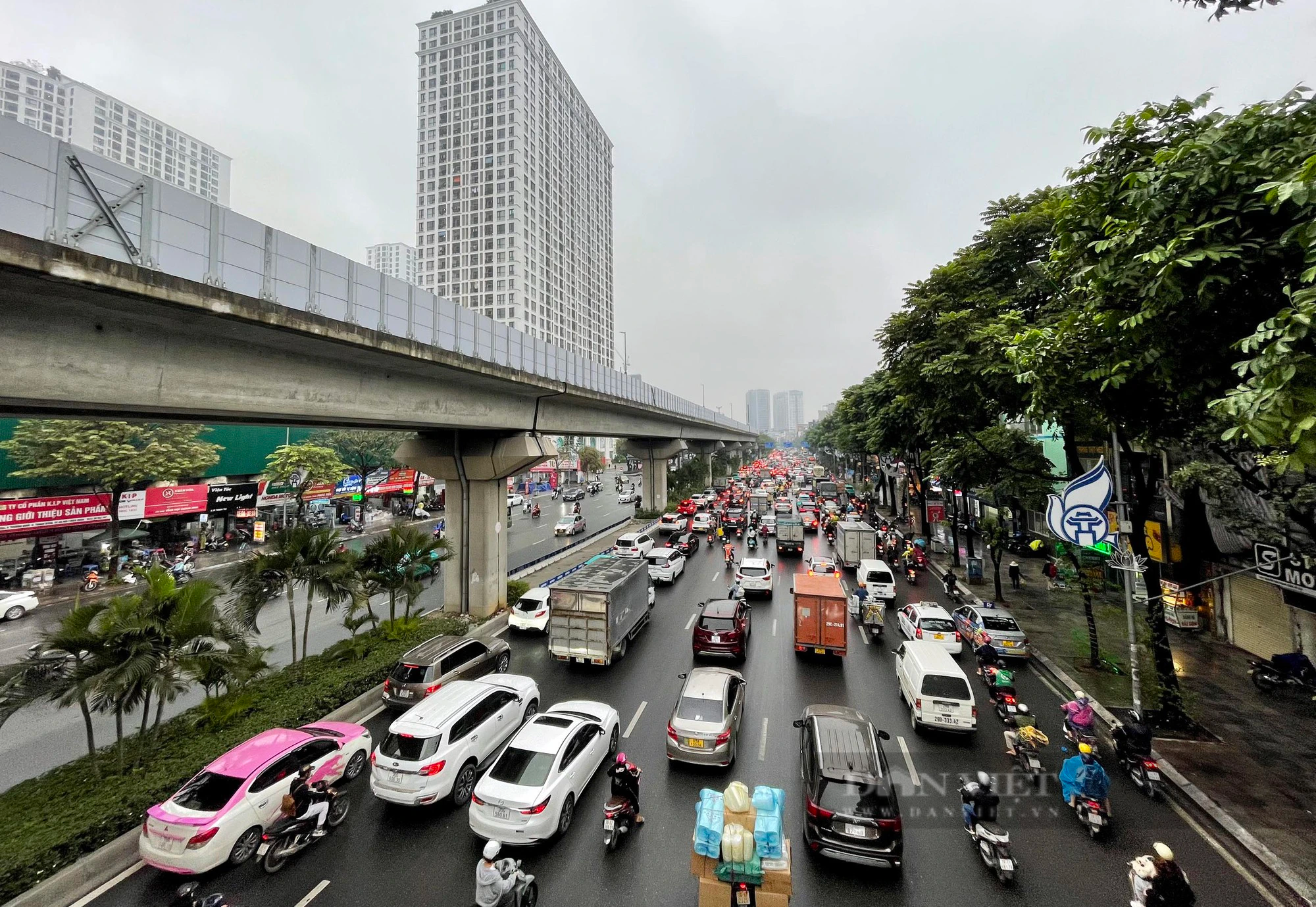 Gần trưa, đường phố Hà Nội vẫn ùn tắc vì mưa rét- Ảnh 5.