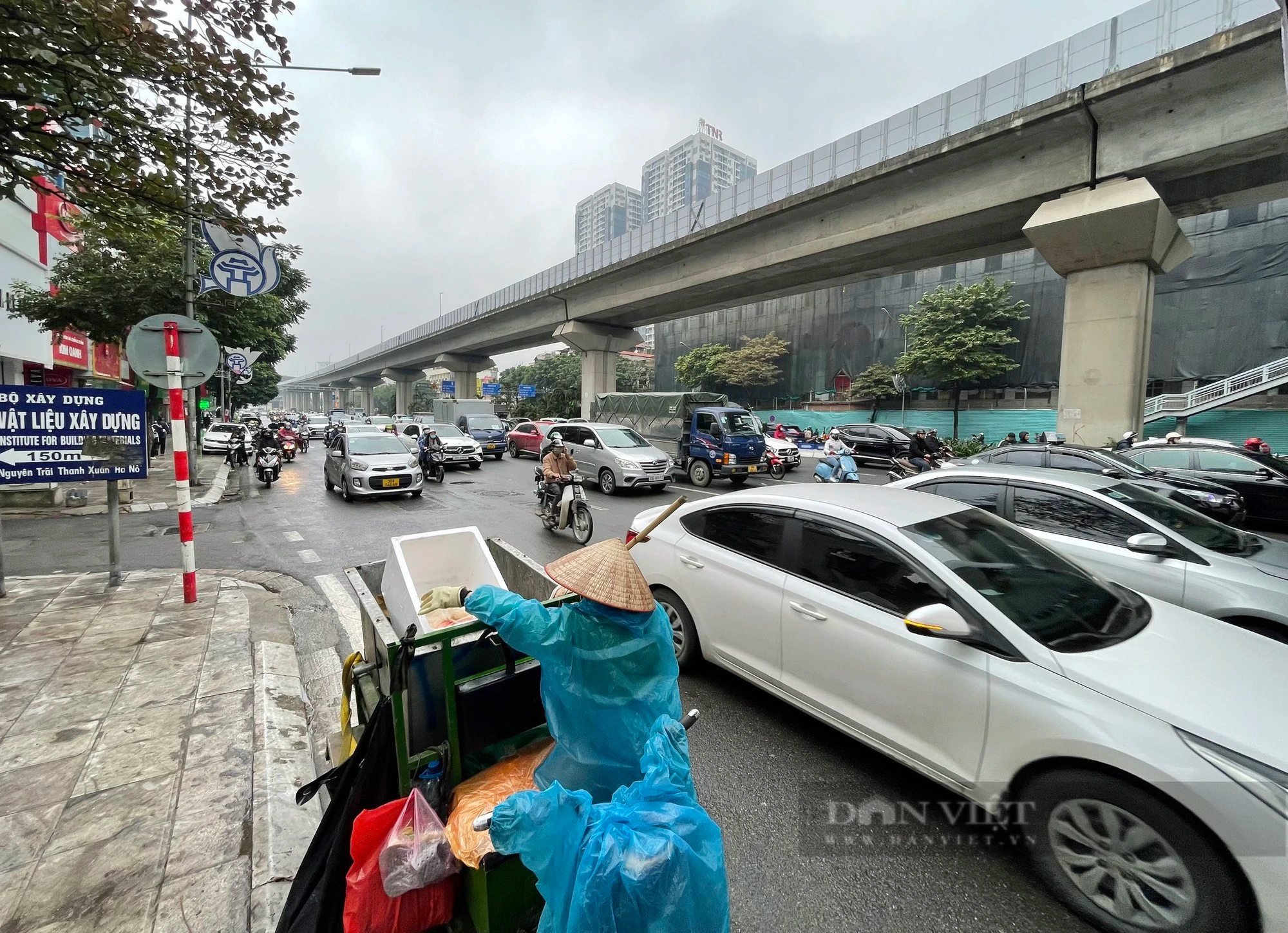 Gần trưa, đường phố Hà Nội vẫn ùn tắc vì mưa rét- Ảnh 6.