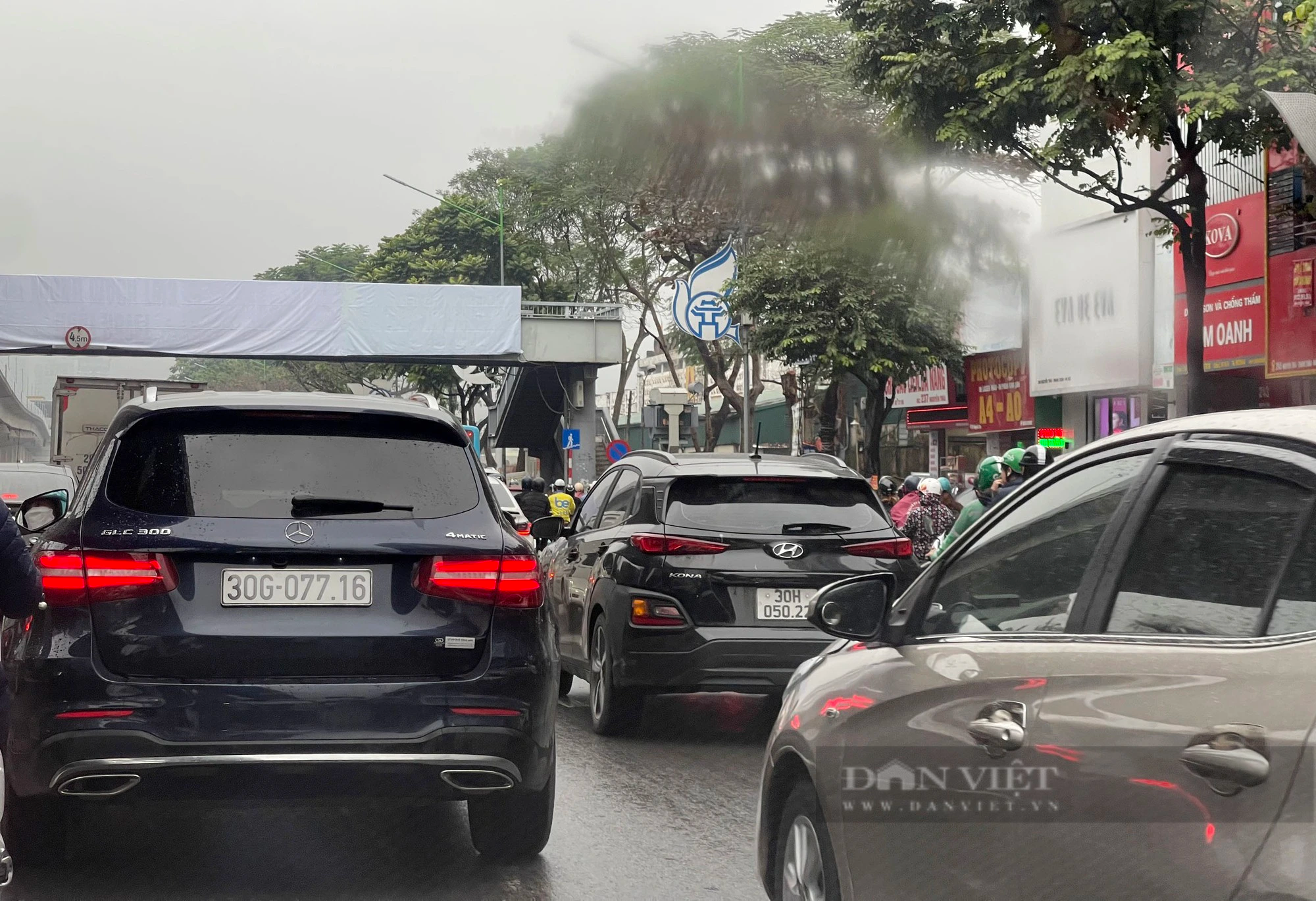 Gần trưa, đường phố Hà Nội vẫn ùn tắc vì mưa rét- Ảnh 7.