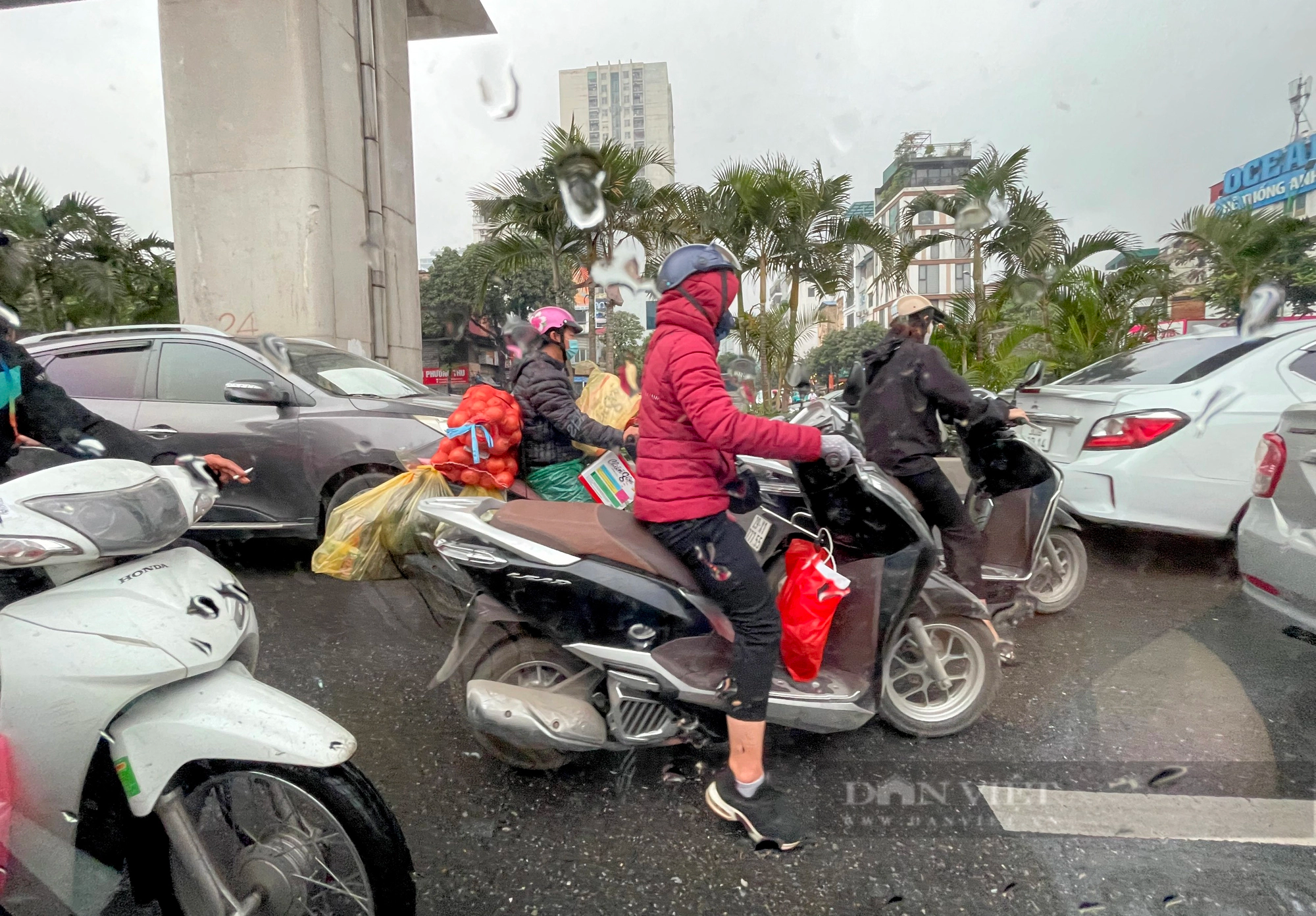 Gần trưa, đường phố Hà Nội vẫn ùn tắc vì mưa rét- Ảnh 8.