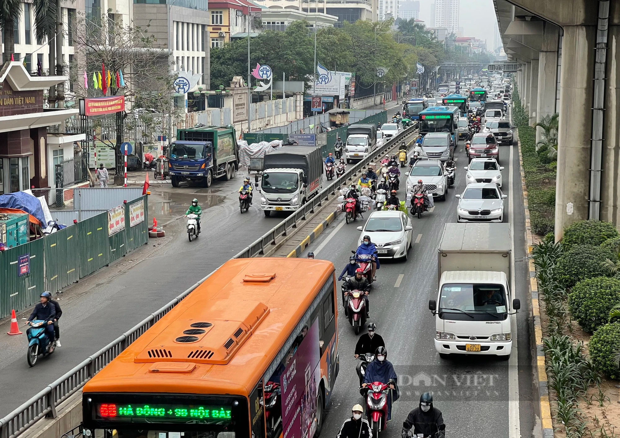 Gần trưa, đường phố Hà Nội vẫn ùn tắc vì mưa rét- Ảnh 9.