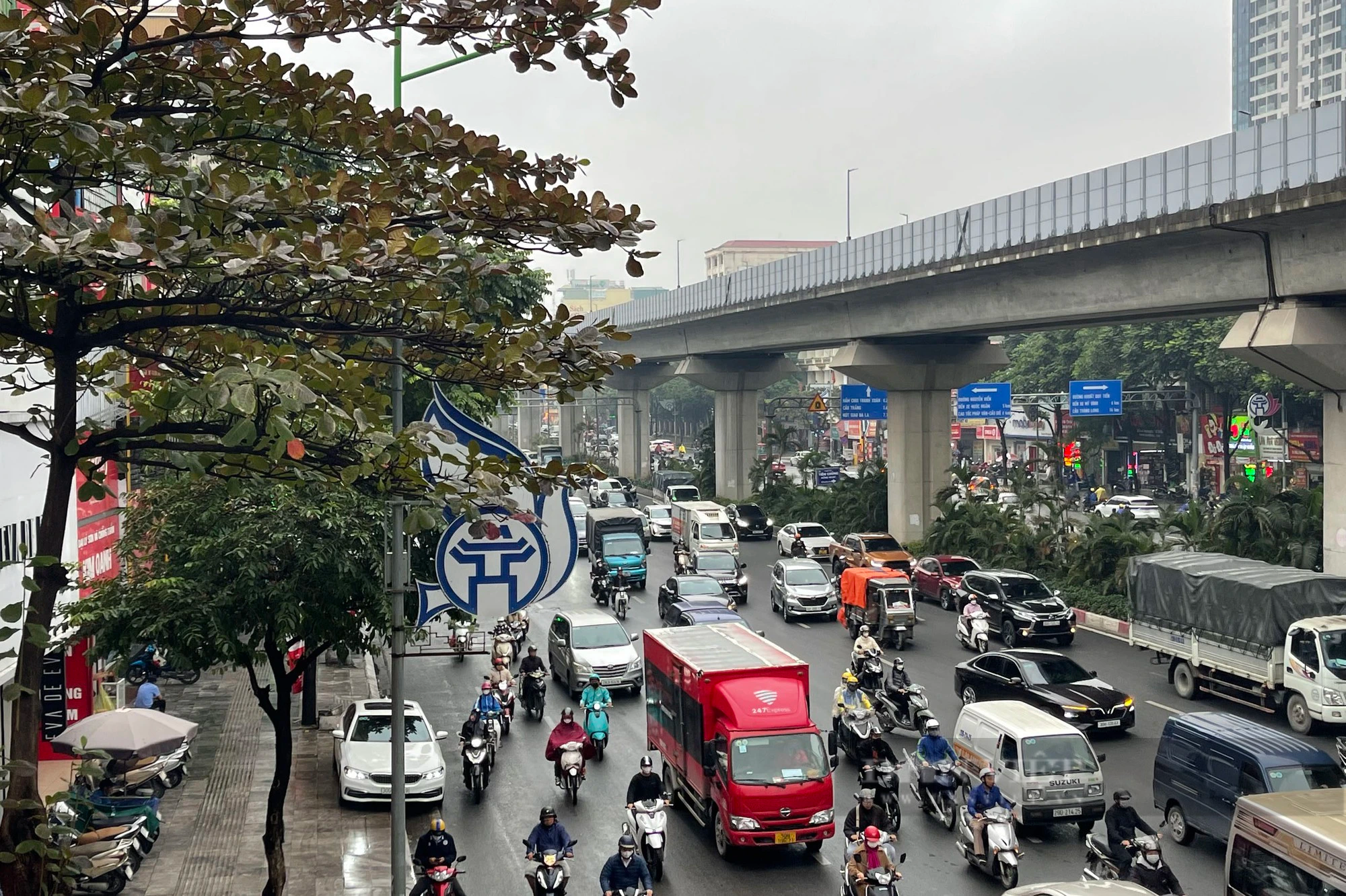 Gần trưa, đường phố Hà Nội vẫn ùn tắc vì mưa rét- Ảnh 12.